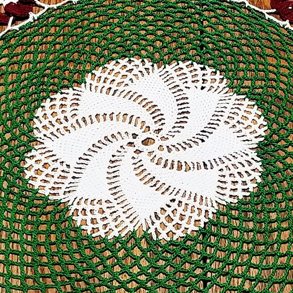 Vintage Style New Hand Crafted 19" Burgundy Pansy Doily - Picture 4 of 4